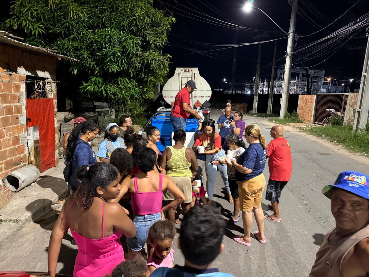 Distribuição de sopa solidária à noite